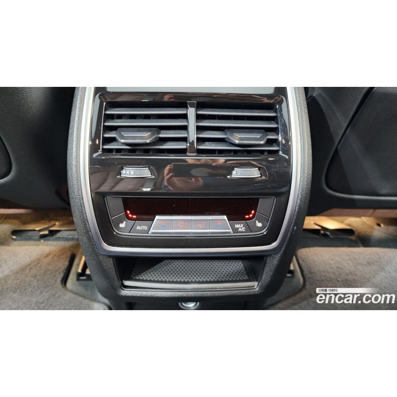 569881