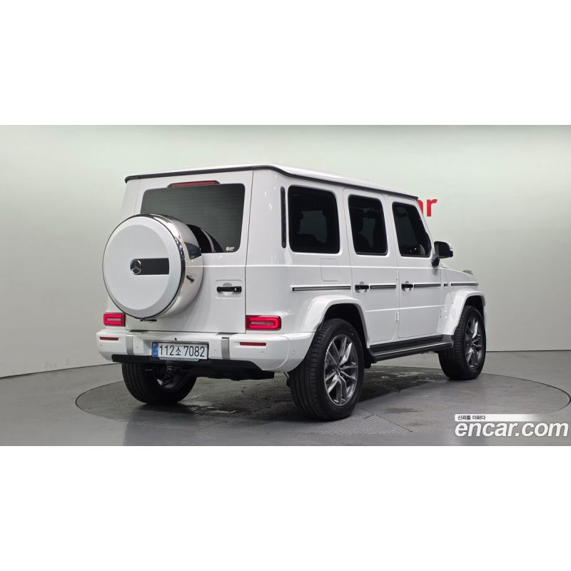 910943