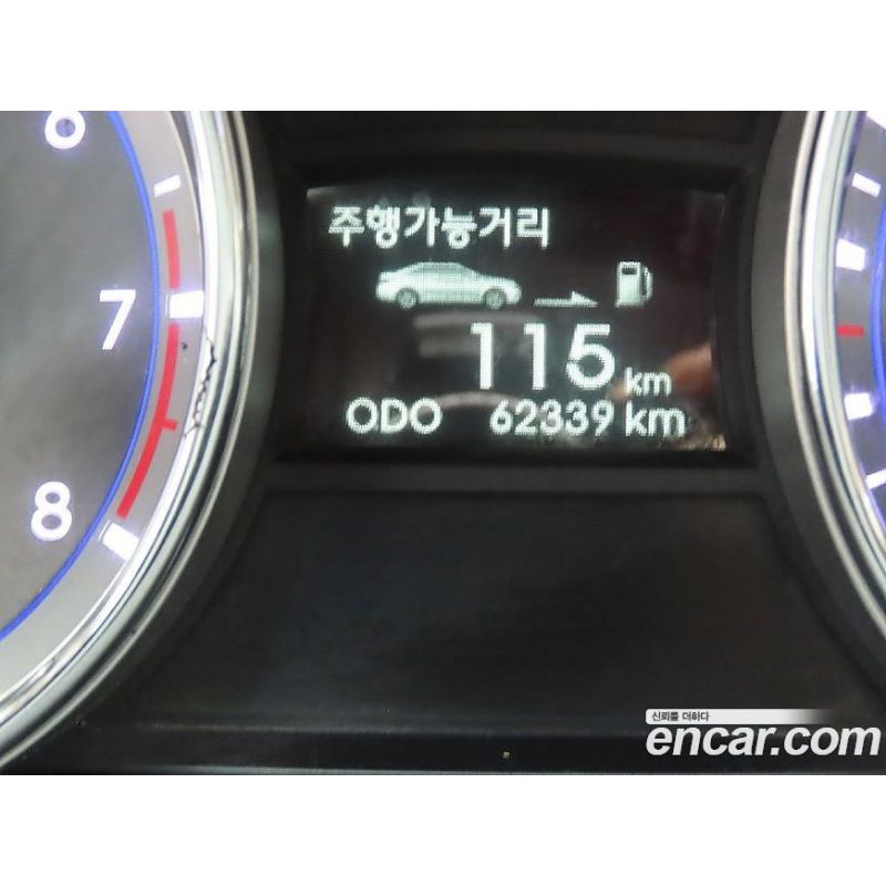 884872