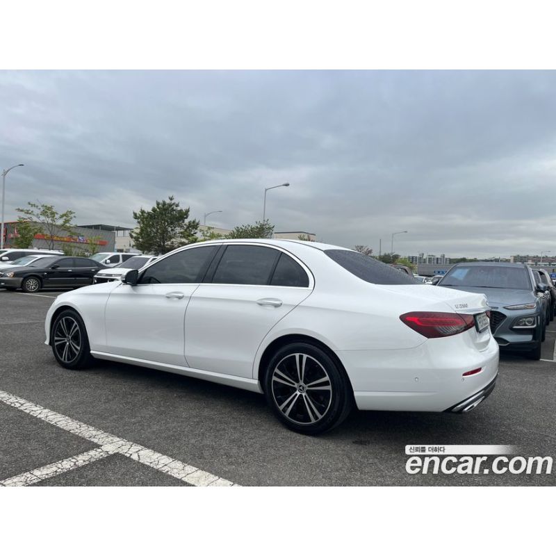 367699