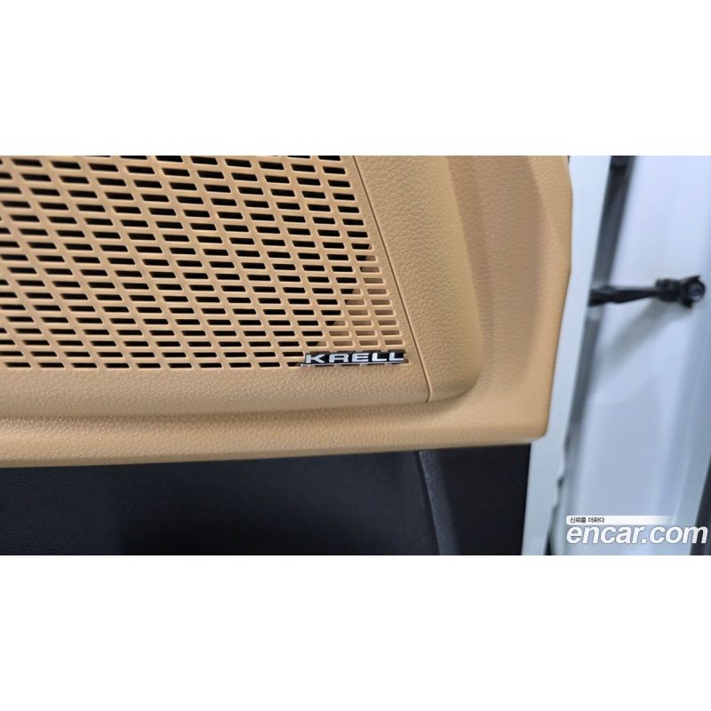 898584
