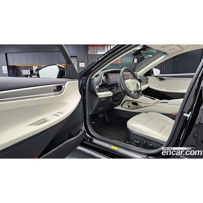 371131