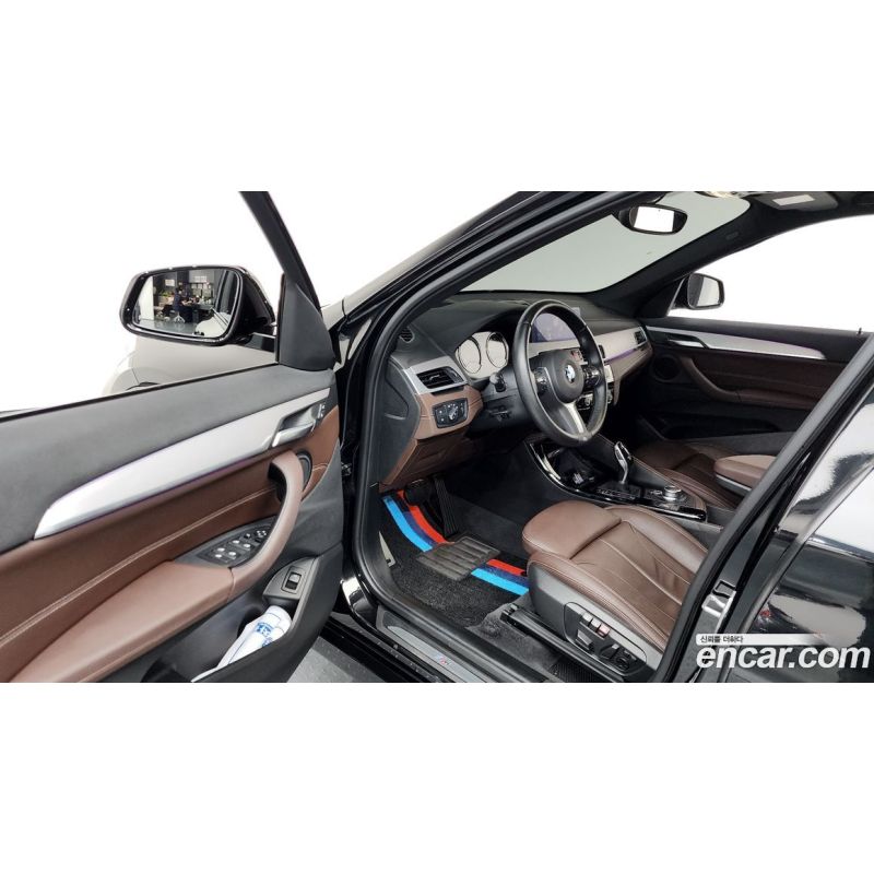 884621