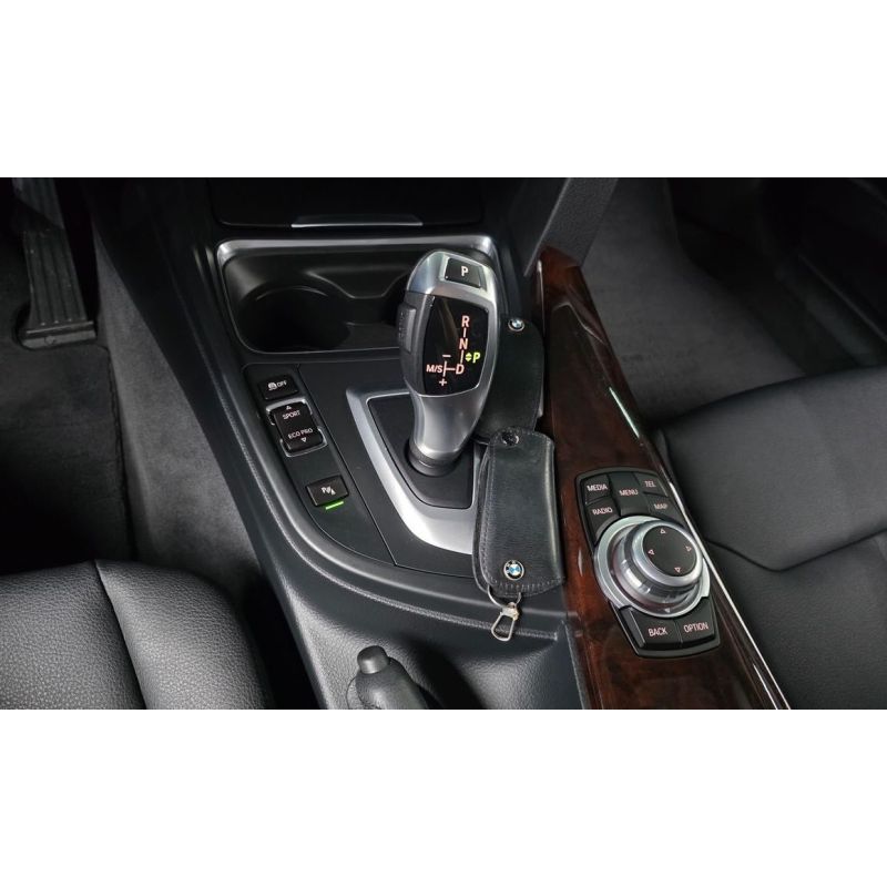 913