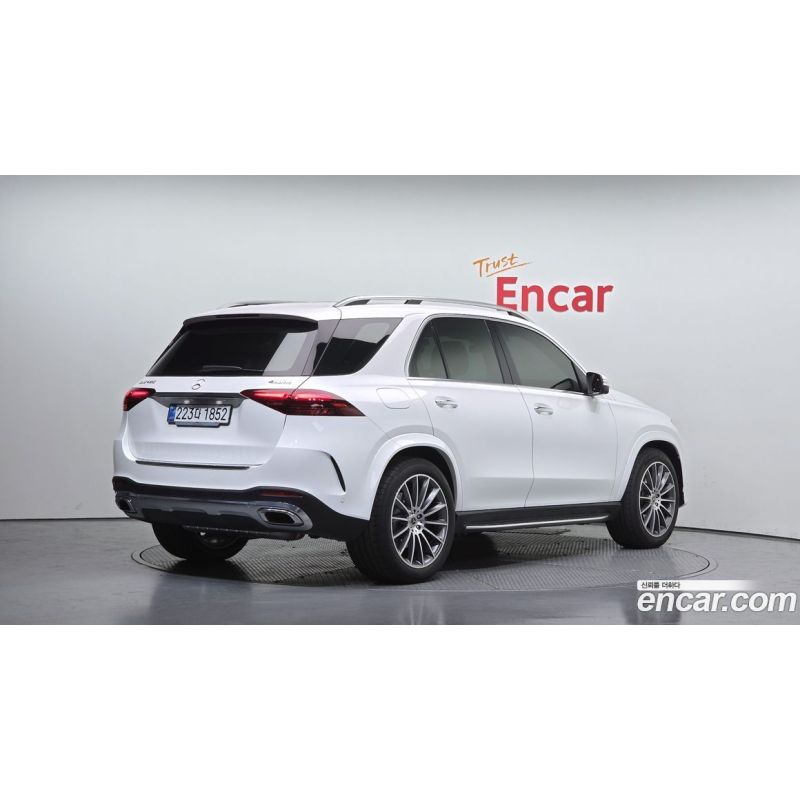 305690