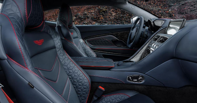 Интерьер Aston Martin DBS — кожа, алькантара, мультимедиа