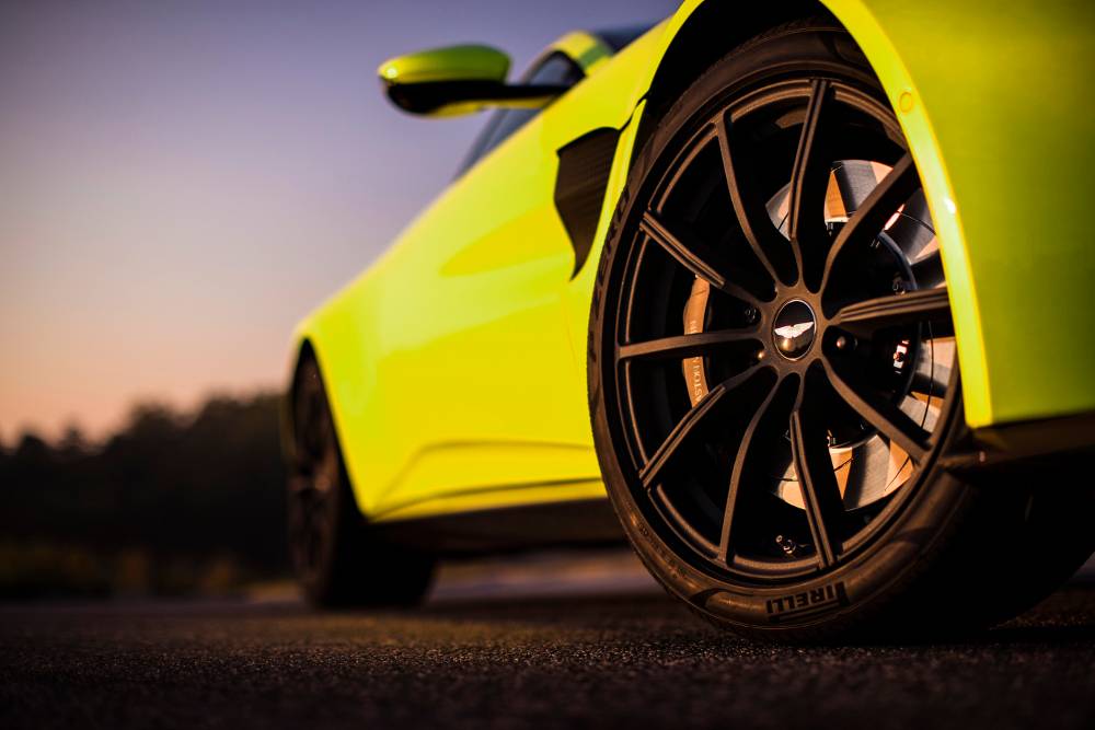Сиденья Aston Martin Vantage — спортивные кресла