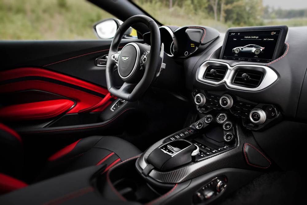 Интерьер Aston Martin Vantage — кожа, алькантара, мультимедиа