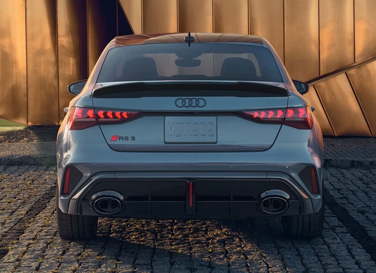 Детали Audi RS 3 — карбон, красные тормозные суппорты, спортивные акценты