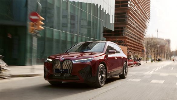 Динамика BMW iX — полный привод, момент с нуля, адаптивная подвеска