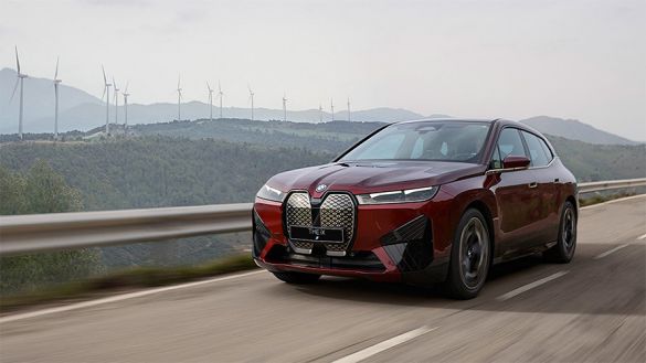 Опции BMW iX — кристальные элементы, пакет M Sport, ассистенты вождения