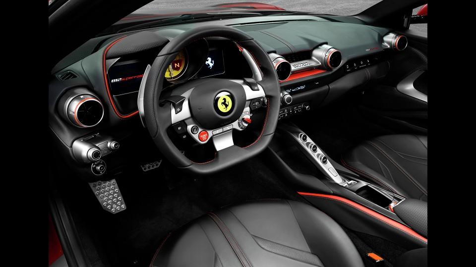 Интерьер Ferrari 812 — кокпит водителя, цифровые дисплеи, премиальные материалы