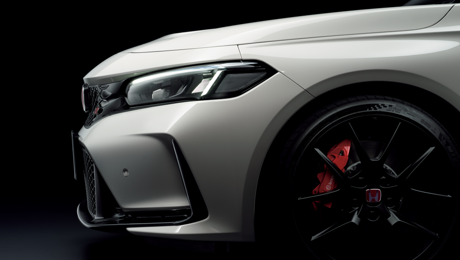Детали Type R — тройной выхлоп, красные суппорта Brembo, охлаждение тормозов