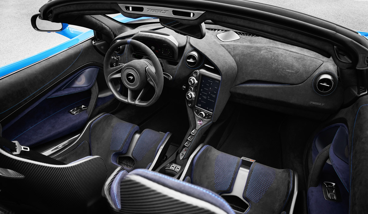 Интерьер: алькантара, карбон, лёгкие сиденья и Folding Driver Display