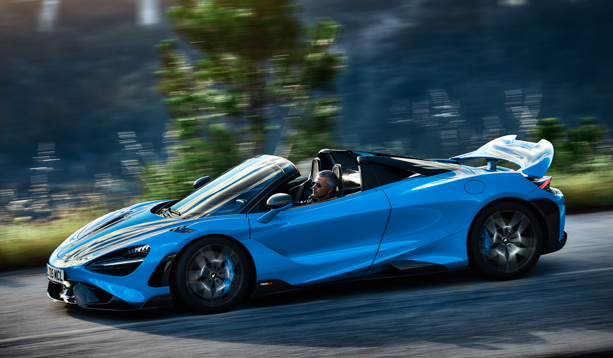 McLaren 765LT на треке, вид спереди и сбоку