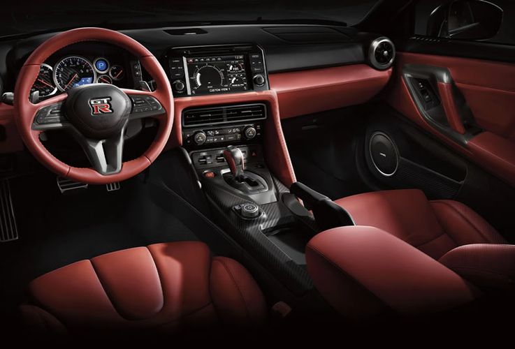 Интерьер GT‑R: ковши Recaro, карбон, мультимедиа с телеметрией