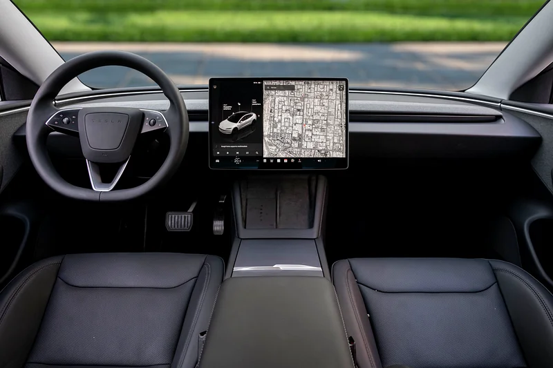 Интерьер Model 3: центральный дисплей, минимализм, подогревы