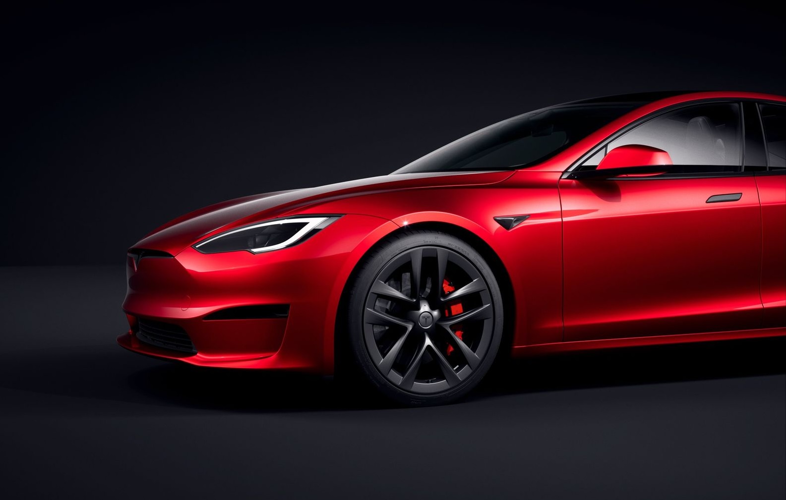 Экстерьер Model S: низкий силуэт, аэродинамика, светодиодная оптика