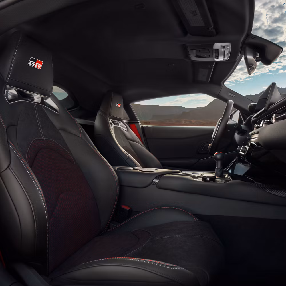 Интерьер GR Supra: спортивные сиденья, центральный дисплей, цифровая панель