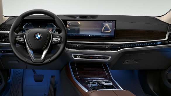 Интерьер BMW X5 — панорамный дисплей, кожа, амбиент
